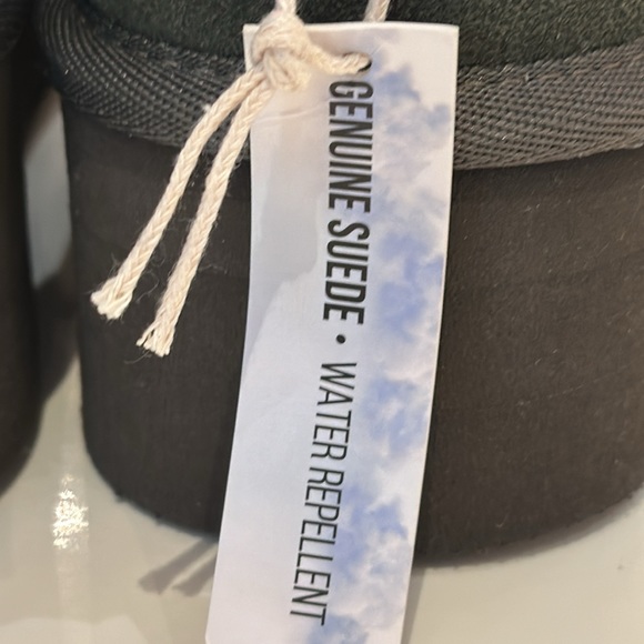 Cushionaire. genuine suede water repellent, winter boot, size 7.5 M. - Picture 3 of 8